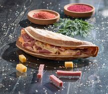 Закрытая пицца с колбасой