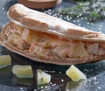 Закрытая пицца с ананасами
