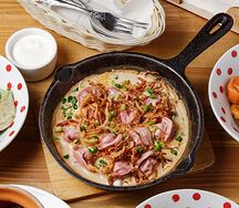 Запеченные пельмени Три мяса в перечно-сливочном соусе