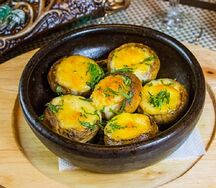Шампиньоны с сыром сулугуни