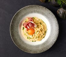 Спагетти с сыром, яйцом и пармской ветчиной