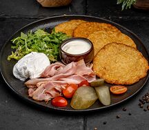 Драники с беконом и яйцом пашот