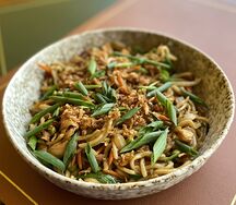Китайская лапша с курицей и бобами