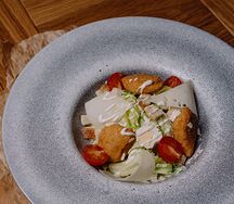 Салат Цезарь с куриными наггетсами