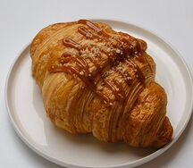 Круассан с карамелью