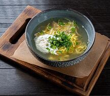 Бульон с фермерской курицей и домашней лапшой