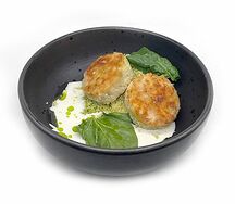 Котлетки из индейки с кускусом, шпинатом и соусом блю чиз