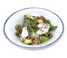 Салат с курицей, авокадо и маринованными оливками