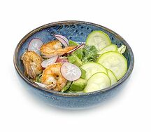 Салат с креветками, авокадо и лаймовым соусом