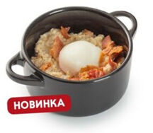 Каша овсяная с беконом и яйцом пашот