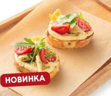 Тапас с хумусом, артишоками и томатами черри