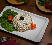 Салат Оливье с колбасой