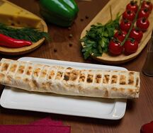 Люля кебаб из курицы и свинины в лаваше с овощами