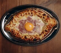 Хачапури по-аджарски с ветчиной