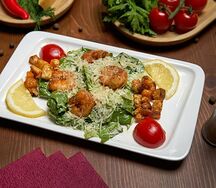 Салат Цезарь с креветками