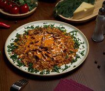 Бефстроганов с картофельным пюре и грибами