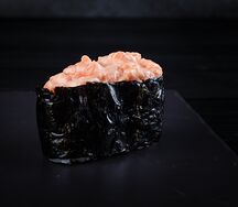 Гункан с семгой