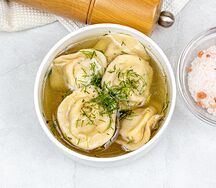 Бульон с пельменями из курицы