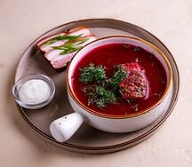 Борщ с говядиной и копченым салом