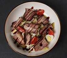 Салат с брискетом