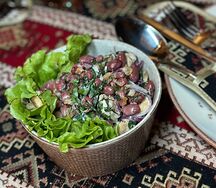 Грузинский салат с фасолью и курицей