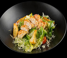 Салат Цезарь с обжаренной курочкой