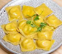 Пельмени Четыре сыра с сырным соусом