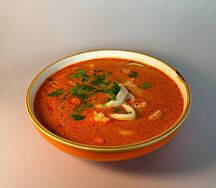 Том ям с морепродуктами и курицей