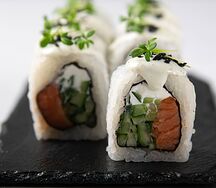 Ролл с лососем дорблю