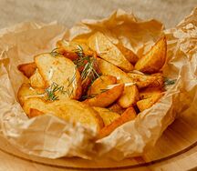 Картофель по-деревенски с чесноком и зеленью