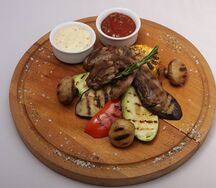 Бараньи язычки с овощами гриль
