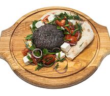 Бифштекс с сыром и овощами