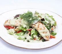Салат с индейкой и яйцом пашот