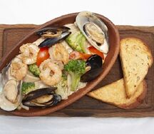 Морепродукты в сливочном соусе