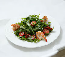 Салат с креветками и рукколой