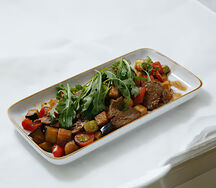 Теплый салат с говядиной