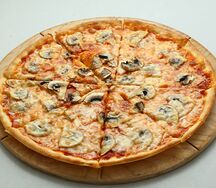 Пицца с ветчиной и шампиньонами