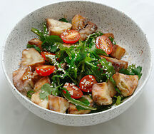 Салат с хрустящими баклажанами и азиатской заправкой