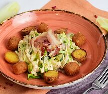 Салат с бужениной, беконом и жареным сыром