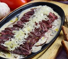 Стейк мясника с печеным картофелем и соусом Белые грибы