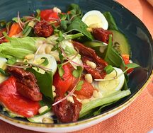 Салат с печёным перцем и ореховым соусом