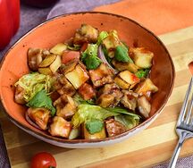 Салат с хрустящим баклажаном и жареным копчёным сыром