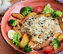 Куриная грудка в соусе из белых грибов с жареным картофелем и овощами