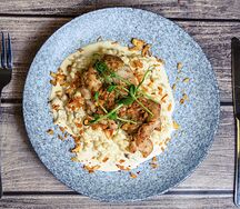 Куриное бедро из печи с птитимом и соусом из белых грибов