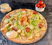 Салат Цезарь с тигровыми креветками