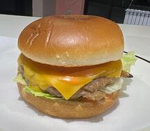 Бургер с говяжьей котлетой