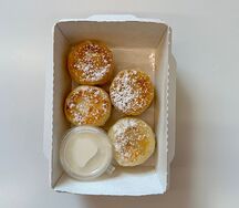 Сырники свежие со сметаной