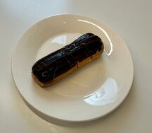 Эклер шоколадный