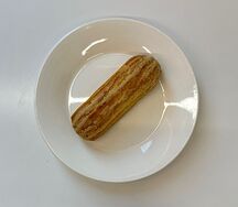 Эклер с заварным кремом