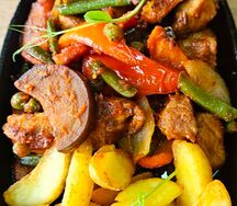 Сковородка Свиная шейка с овощами и жареным картофелем